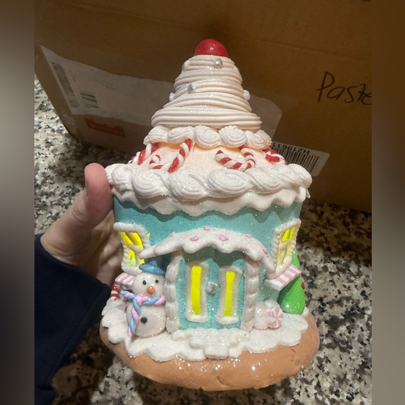 Set of (3) Valerie Parr 6” Illuminated Pastel Gingerbread Cupcakes houses - Picture 12 of 17